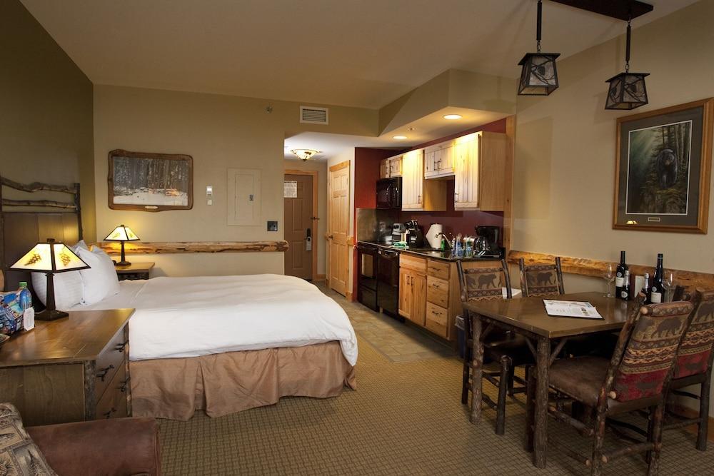 Hope Lake Lodge & Indoor Waterpark Кортланд Екстериор снимка