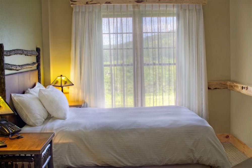 Hope Lake Lodge & Indoor Waterpark Кортланд Екстериор снимка