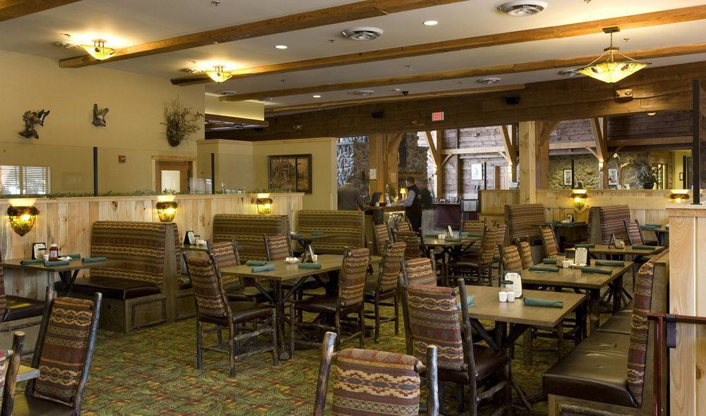 Hope Lake Lodge & Indoor Waterpark Кортланд Екстериор снимка
