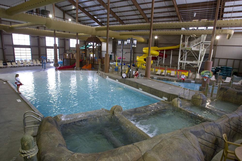 Hope Lake Lodge & Indoor Waterpark Кортланд Екстериор снимка