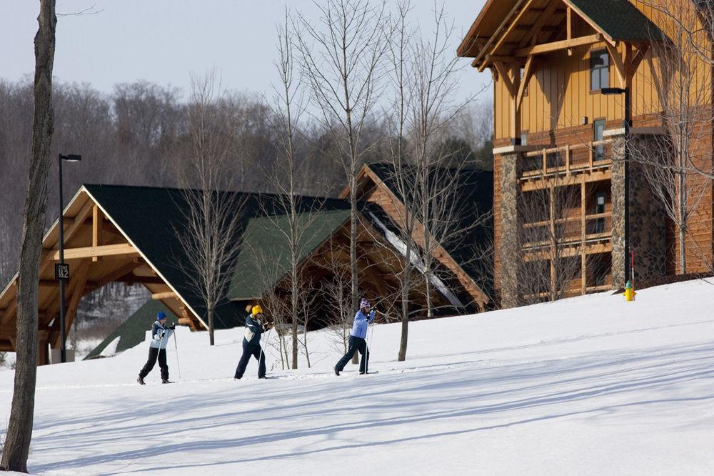 Hope Lake Lodge & Indoor Waterpark Кортланд Екстериор снимка
