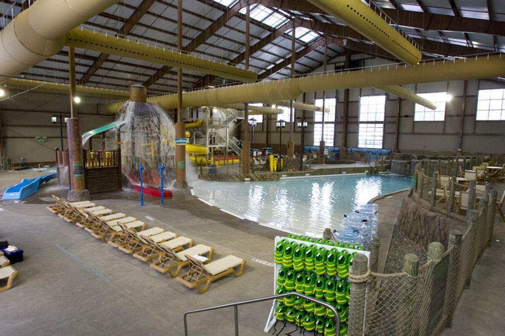 Hope Lake Lodge & Indoor Waterpark Кортланд Екстериор снимка