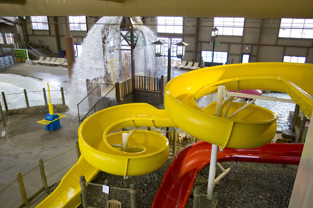 Hope Lake Lodge & Indoor Waterpark Кортланд Екстериор снимка