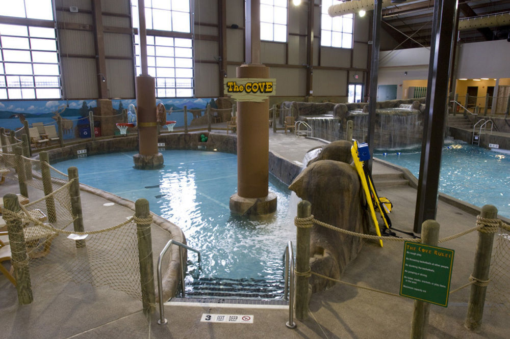 Hope Lake Lodge & Indoor Waterpark Кортланд Екстериор снимка