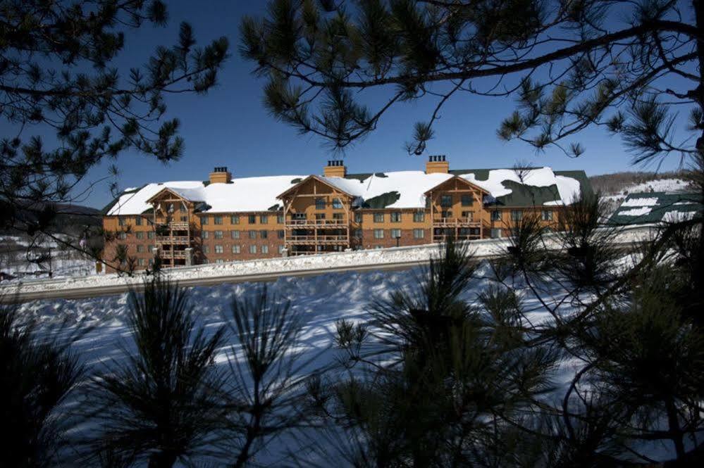 Hope Lake Lodge & Indoor Waterpark Кортланд Екстериор снимка