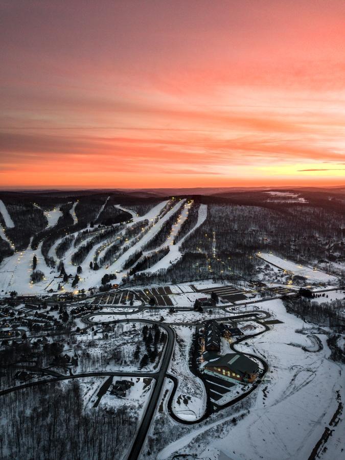 Hope Lake Lodge & Indoor Waterpark Кортланд Екстериор снимка