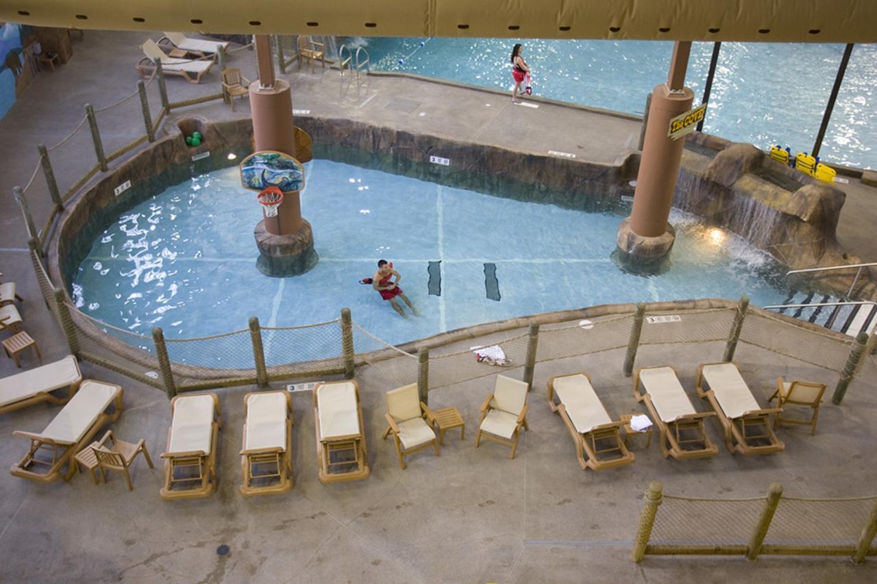 Hope Lake Lodge & Indoor Waterpark Кортланд Екстериор снимка