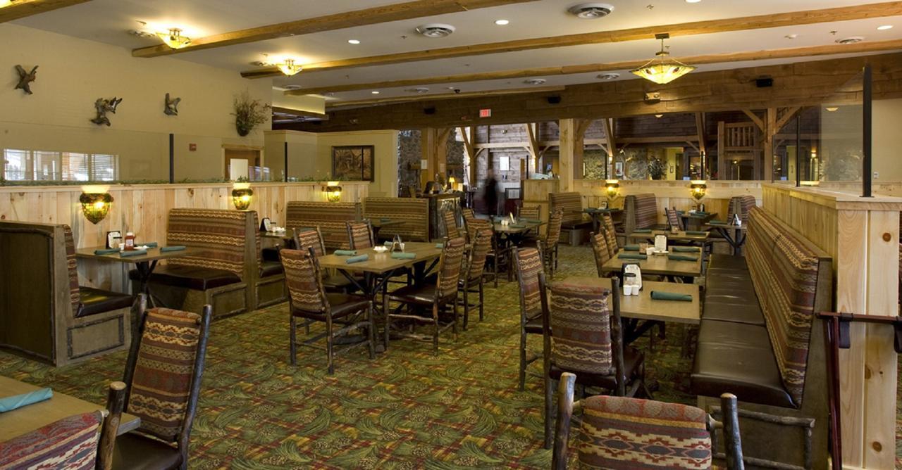 Hope Lake Lodge & Indoor Waterpark Кортланд Екстериор снимка