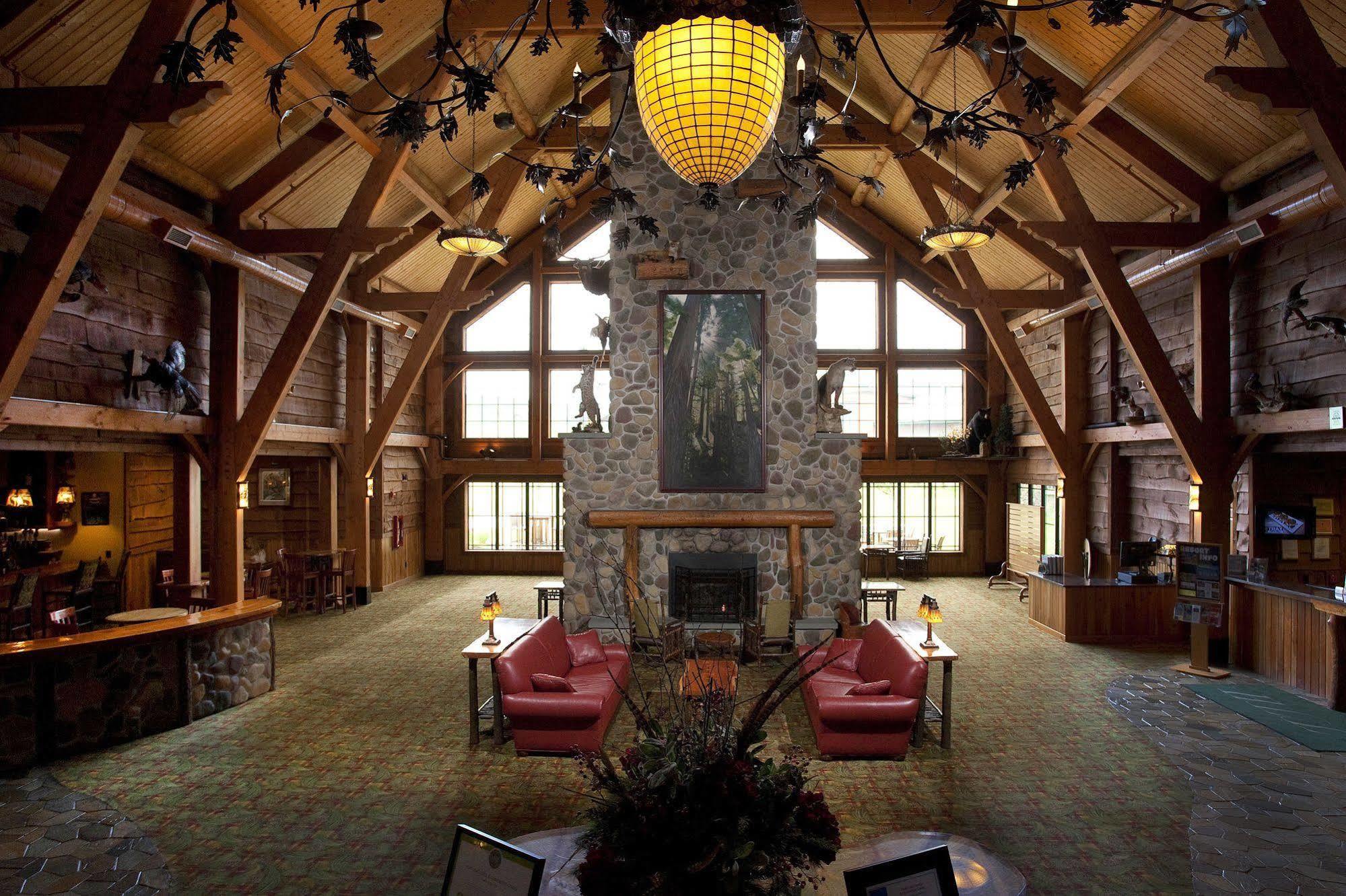 Hope Lake Lodge & Indoor Waterpark Кортланд Екстериор снимка