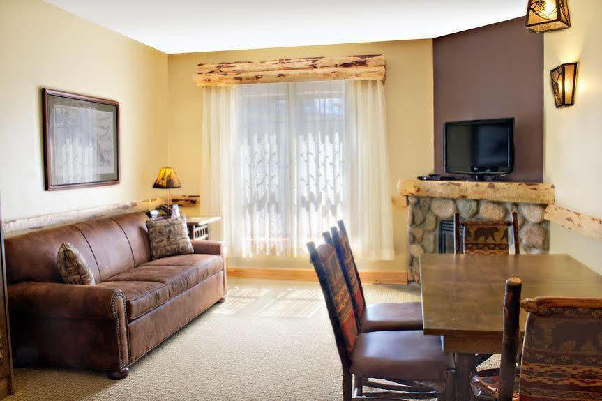 Hope Lake Lodge & Indoor Waterpark Кортланд Екстериор снимка