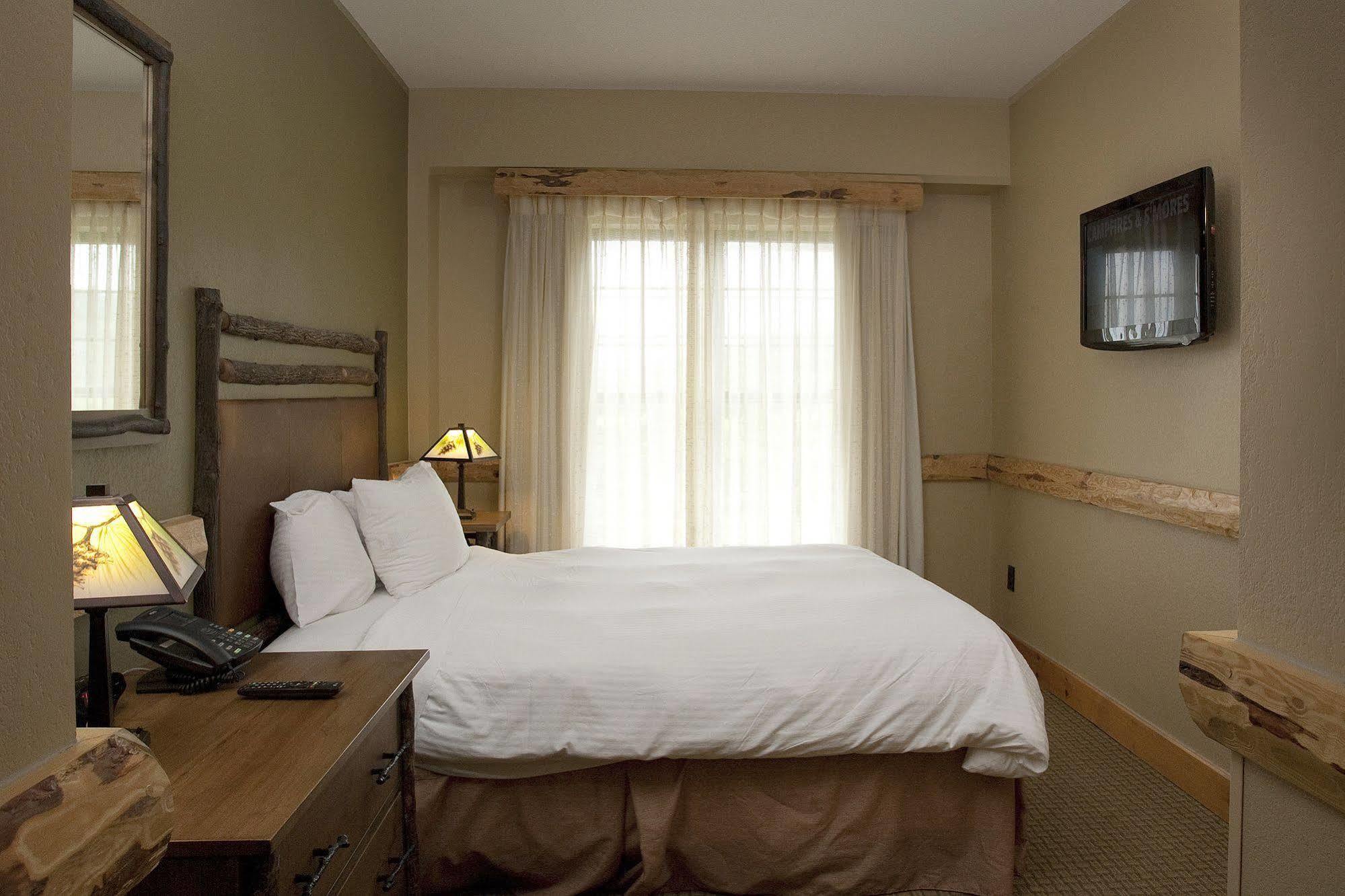 Hope Lake Lodge & Indoor Waterpark Кортланд Екстериор снимка