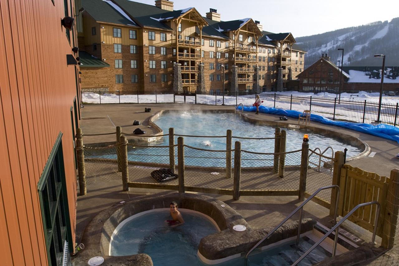Hope Lake Lodge & Indoor Waterpark Кортланд Екстериор снимка