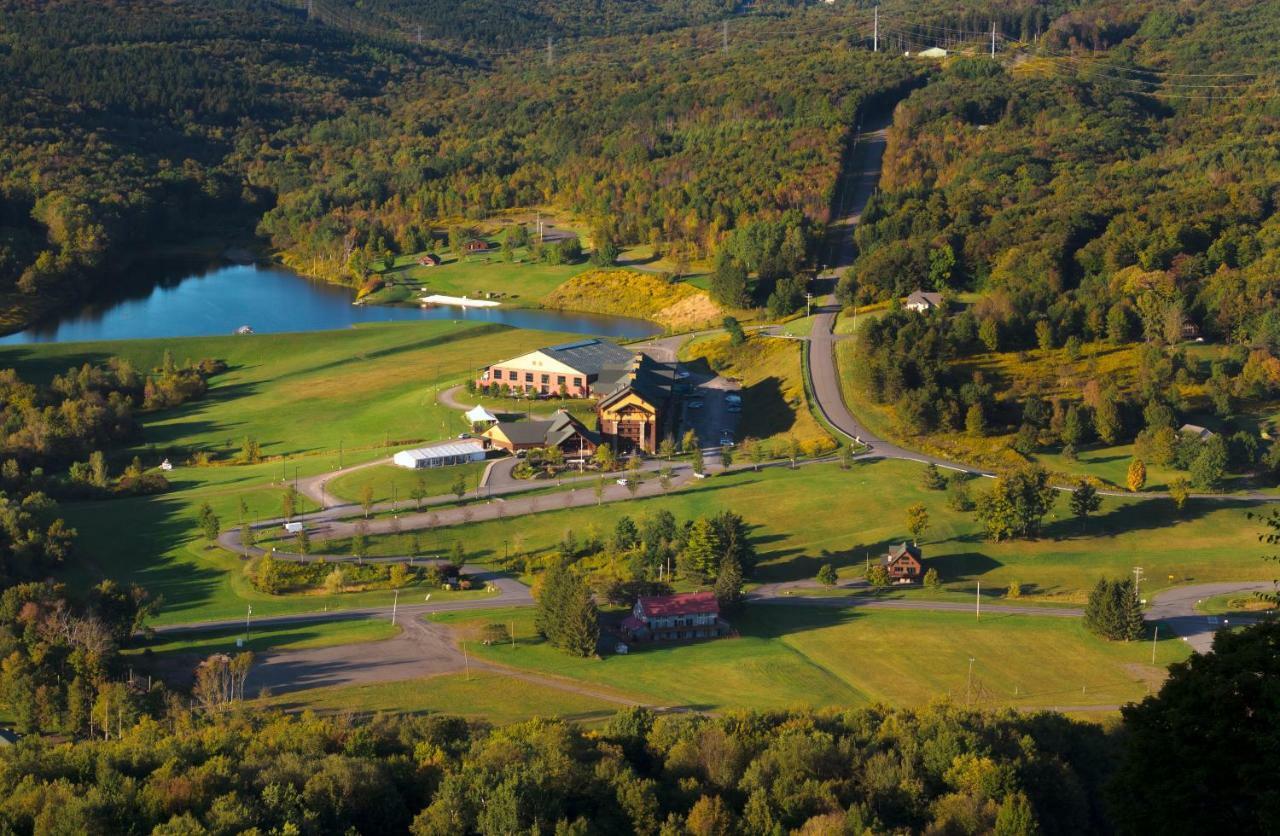 Hope Lake Lodge & Indoor Waterpark Кортланд Екстериор снимка