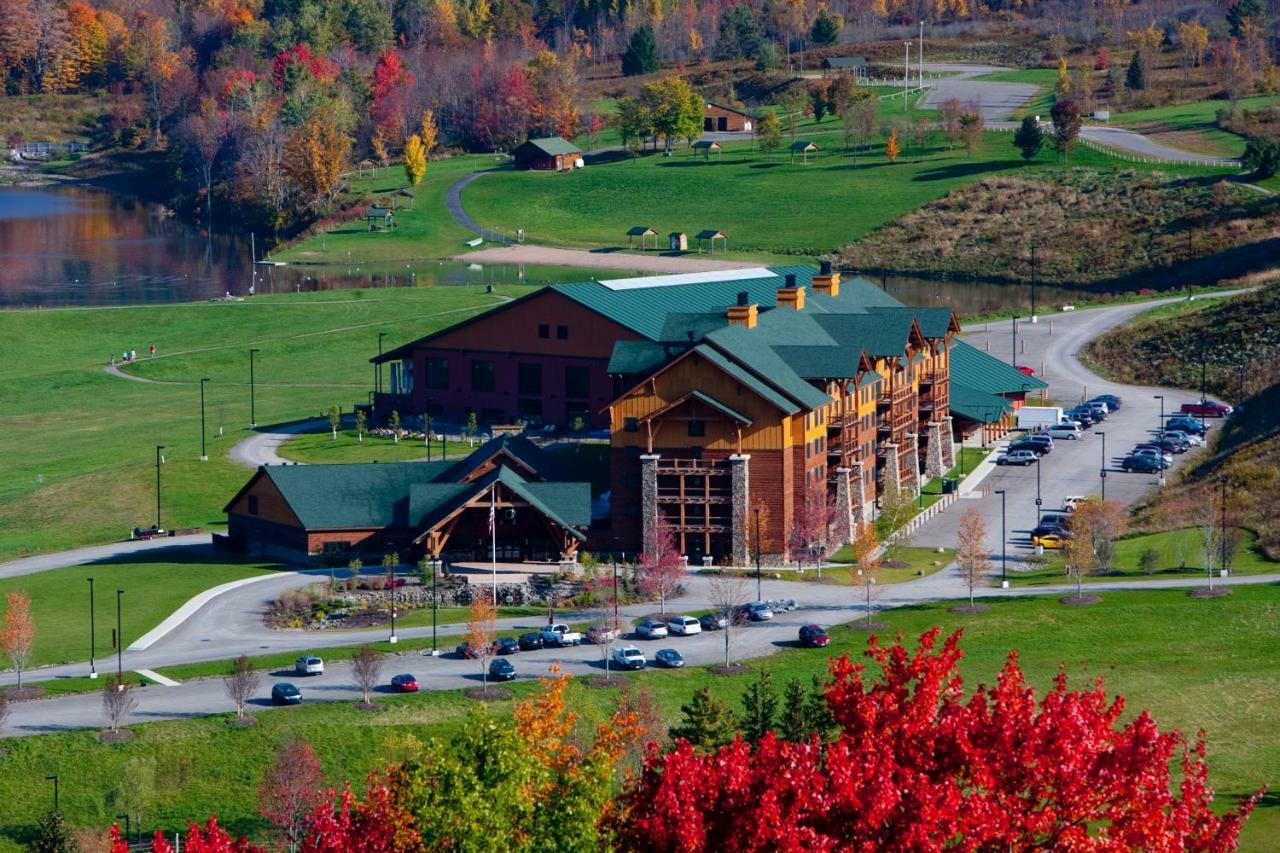 Hope Lake Lodge & Indoor Waterpark Кортланд Екстериор снимка